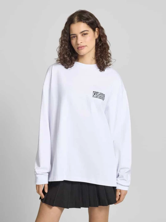 Zdjęcie produktu Bluzka z długim rękawem o kroju oversized z nadrukiem z napisem Karo Kauer Biały