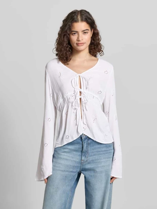 Zdjęcie produktu bluzka z długim rękawem o kroju regular fit z czystej wiskozy model 'SAFI CHIARA' Only Złamany biały