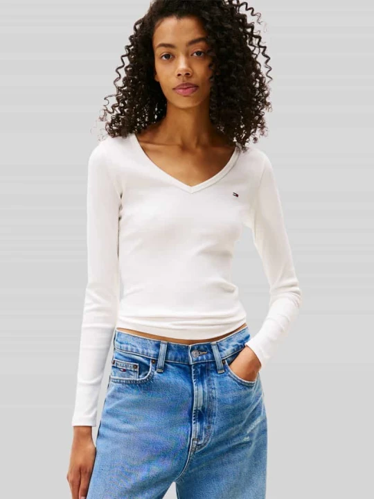 Zdjęcie produktu bluzka z długim rękawem o kroju slim fit z detalem z logo Tommy Jeans Złamany biały