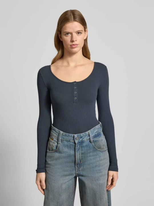 Zdjęcie produktu Bluzka z długim rękawem o kroju slim fit z mieszanki bawełny model ‘KITTE’ Pieces Ciemnoniebieski