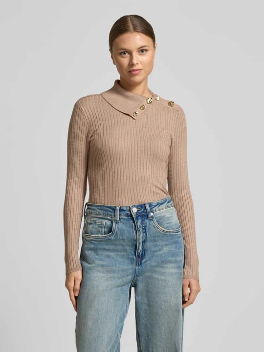 Zdjęcie produktu Golf z mieszanki wiskozy w kroju slim fit model 'Sicilla' Guess Piaskowy