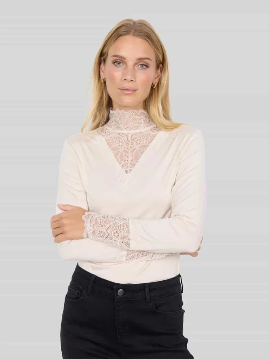 Zdjęcie produktu bluzka z długim rękawem o kroju slim fit z obszyciem koronką Soyaconcept Złamany biały