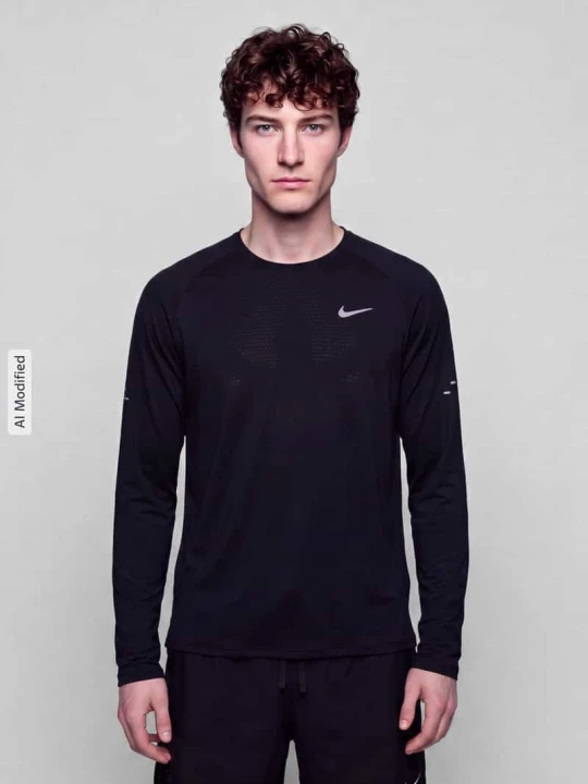 Zdjęcie produktu bluzka z długim rękawem sport o kroju regular fit z detal z logo Nike Czarny