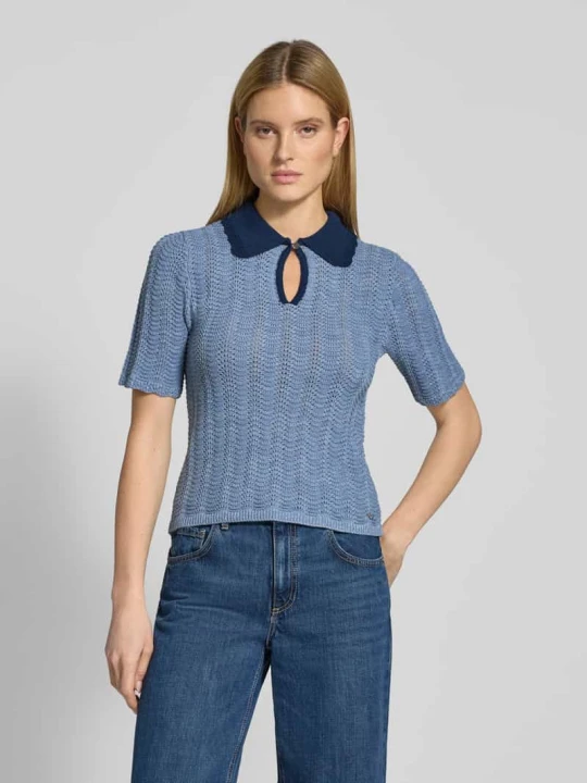 Zdjęcie produktu Koszulka dzianinowa z kołnierzem wykładanym i dekoltem w kształcie łezki Scotch & Soda Błękitny