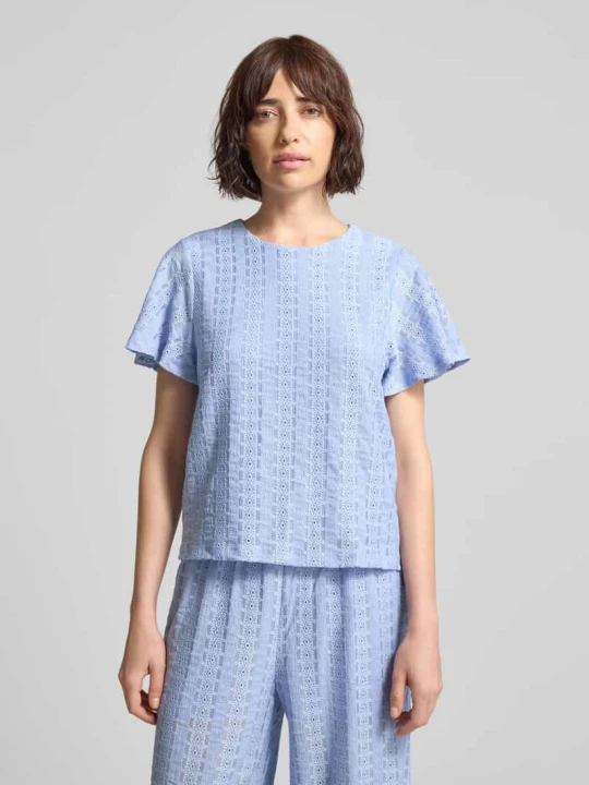 Zdjęcie produktu Bluzka z krótkim rękawem z haftem angielskim model 'CASSANDRA' Vero Moda Jasnoniebieski