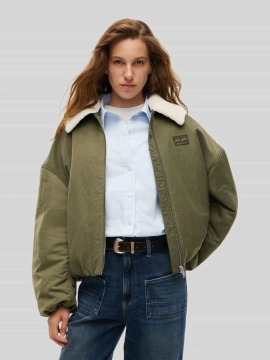 Zdjęcie produktu Bluzon o luźnym kroju z wykładanym kołnierzem z imitacją futerka Tommy Jeans Oliwkowy
