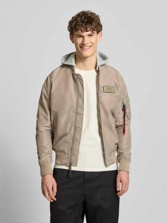 Zdjęcie produktu Bluzon z Przywieszka z logo Model 'MA-1 TT' Alpha Industries Piaskowy