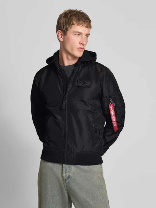 Zdjęcie produktu Bluzon z Przywieszka z logo Model 'MA-1 TT' Alpha Industries Czarny