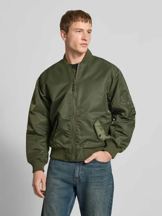 Zdjęcie produktu bomberka o kroju relaxed fit z kieszenie z patką model 'MA-1 BOMBER' Levi's Oliwkowy
