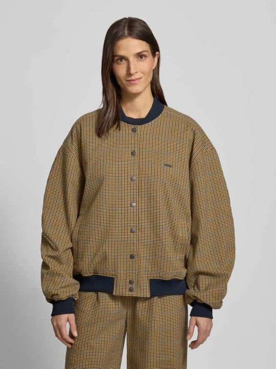 Zdjęcie produktu Bomberka o kroju loose fit z listwą guzikową model „chicca” Gestuz Camel