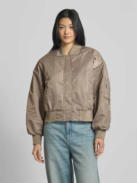 Zdjęcie produktu Bomberka z kieszeniami z wypustką model ‘Helga’ My Essential Wardrobe Ciemnobrązowy