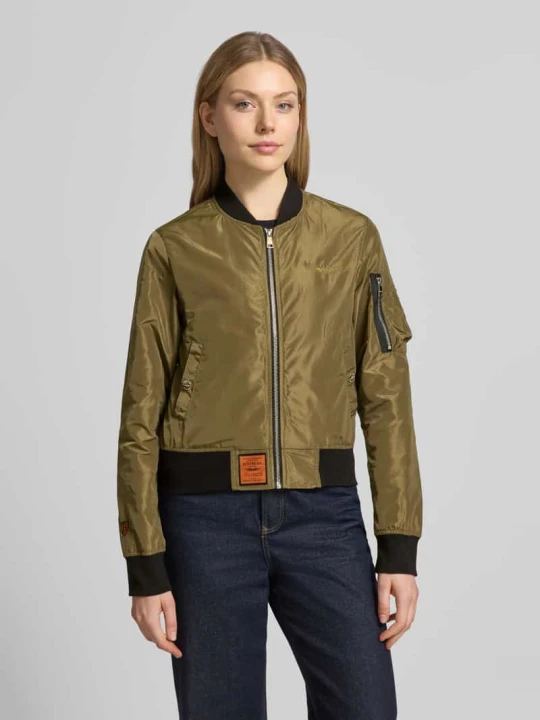 Zdjęcie produktu bomberka z naszywką z logo i kieszenią zapinaną na zamek błyskawiczny na rękawie ORIGINAL BOMBERS Khaki