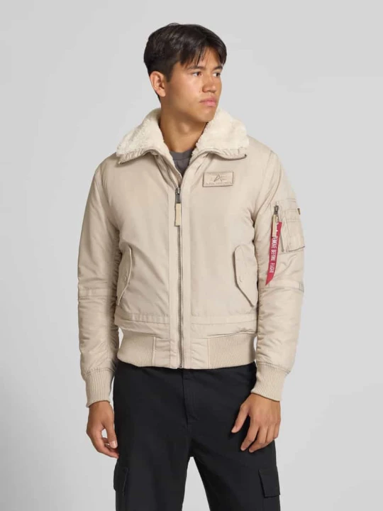 Zdjęcie produktu Bomberka z naszywką z logo i kołnierzykiem typu kent Alpha Industries Złamany biały