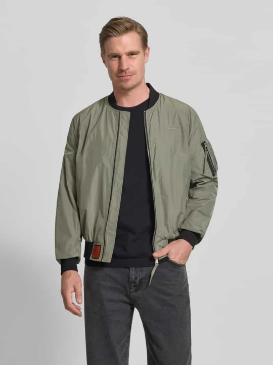 Zdjęcie produktu bomberka z naszywką z logo i wpuszczanymi kieszeniami ORIGINAL BOMBERS Oliwkowy