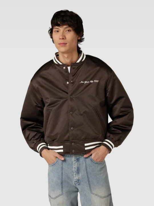 Zdjęcie produktu Bomberka z wyhaftowanym logo model ‘BAXTER’ Jack&Jones Ciemnobrązowy