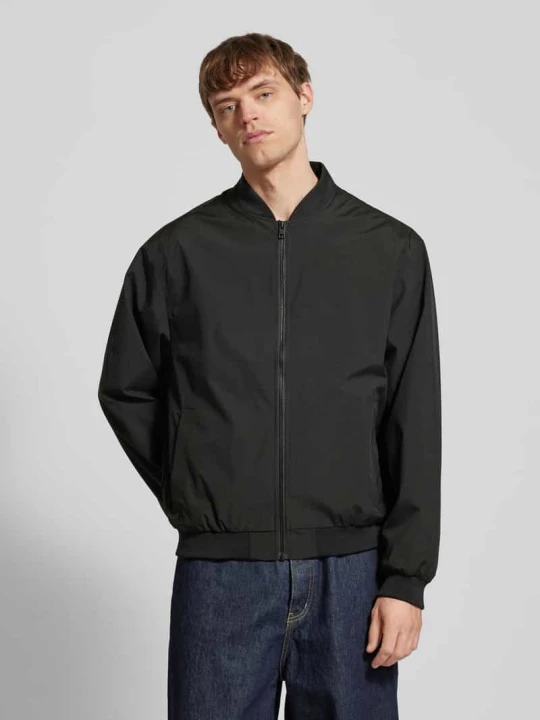 Zdjęcie produktu bomberka z bocznymi wpuszczanymi kieszeniami model 'CHARGE' Jack&Jones Czarny
