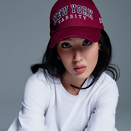 Zdjęcie produktu Bordowa czapka z daszkiem i haftem New York Varsity House