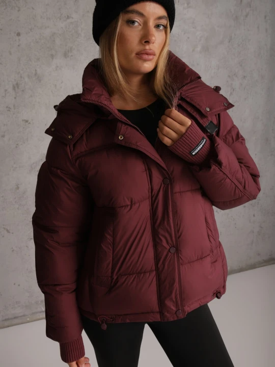 Zdjęcie produktu Bordowa Kurtka Zimowa Typu Puffer z Odpinanym Kapturem i Elastycznymi Mankietami Evrena Swest