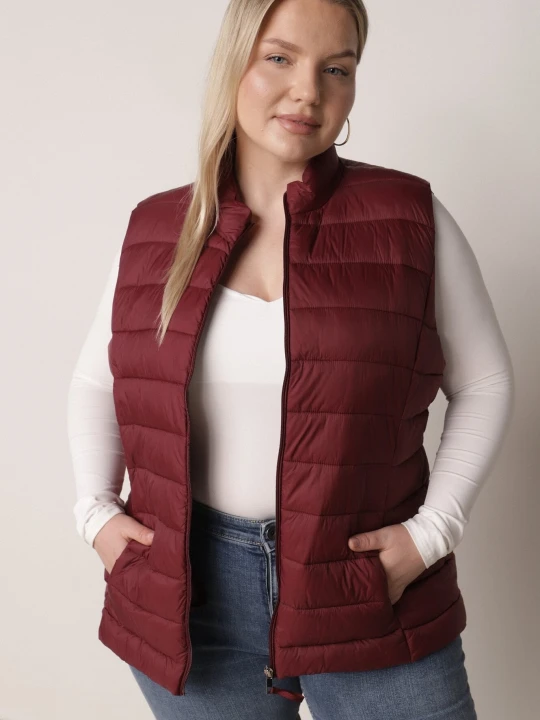 Zdjęcie produktu Bordowa Pikowana Kamizelka Przejściowa ze Stójką Edanwen J.style