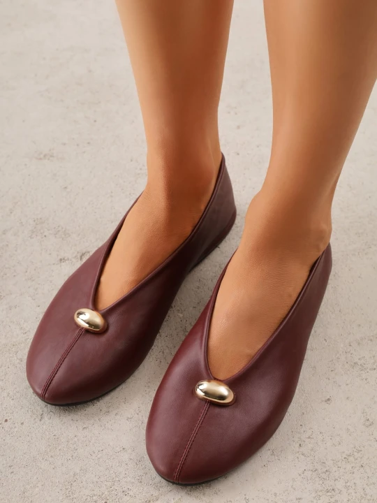 Zdjęcie produktu Bordowe Balerinki Zdobione Elegancką Aplikacją i Szwem Typu Split-Toe Mytha Givana