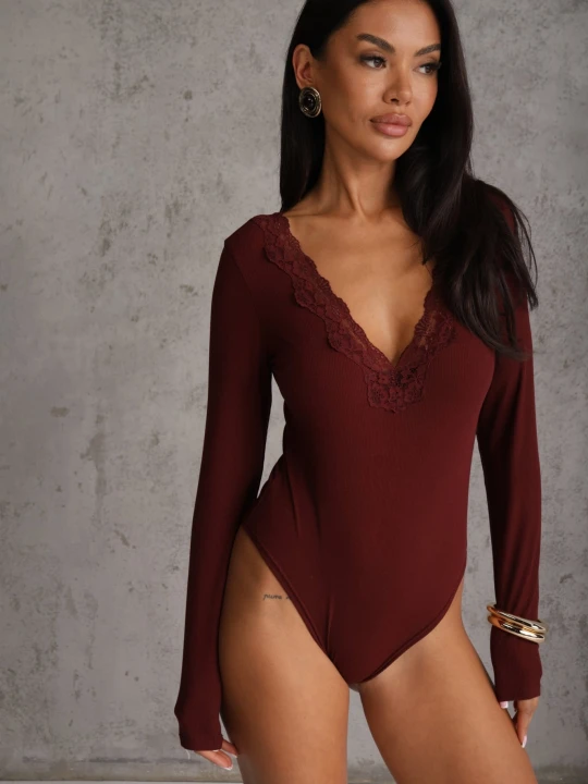 Zdjęcie produktu Bordowe Body Longsleeve z Dużą Zawartością Wiskozy i Ozdobną Koronką przy Dekolcie Serendelle Elsa.m By May