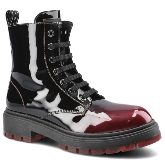 Zdjęcie produktu Botki damskie Tommy Hilfiger, Wykonane ze skóry naturalnej lakierowanej z gładką cholewką klasycznym wycięciem sznurowanym zapięciem oraz masywną sta bordowy