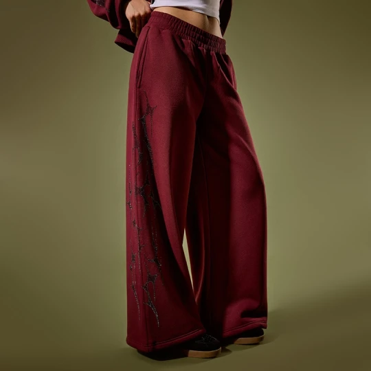 Zdjęcie produktu Bordowe spodnie dresowe wide leg z aplikacją z dżetów House