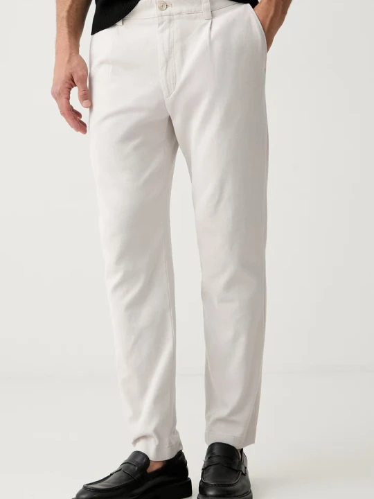 Zdjęcie produktu BOSS Orange spodnie chinos męskie bawełniane z elastanem Pleated beżowy
