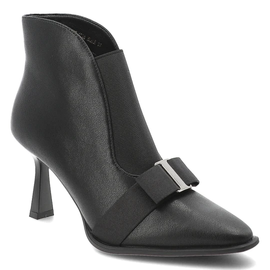 Zdjęcie produktu Botki damskie D&A by S.Barski o eleganckim fasonie ze smukłym noskiem ozdobną kokardą i wysokim obcasem typu szpilka czarne, JC62-1028 Black