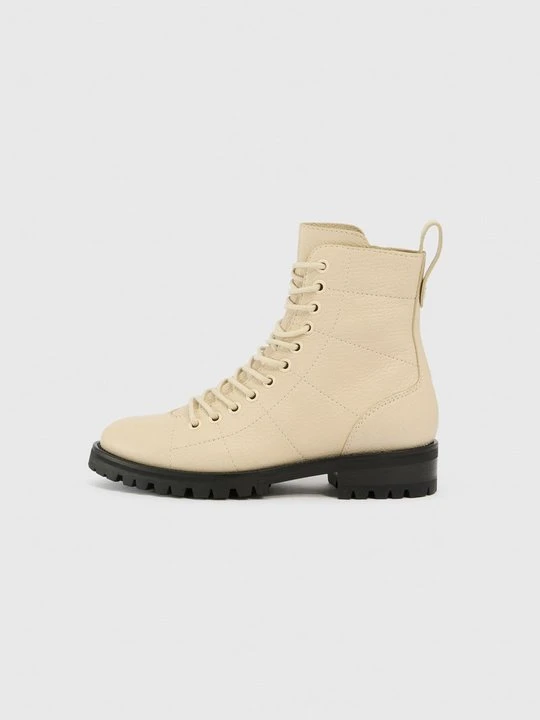 Zdjęcie produktu Botki sznurowane Jimmy Choo mleczny