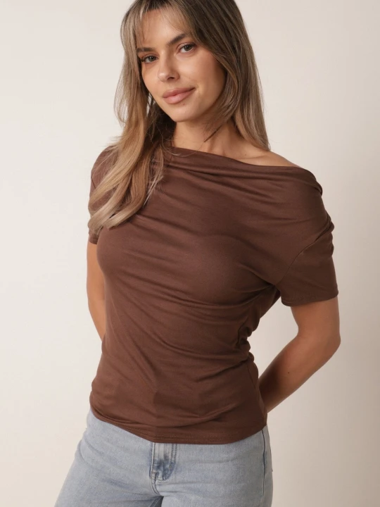 Zdjęcie produktu Brązowa Bluzka z Wiskozy na Krótki Rękaw z Koronką i Dekoltem Typu Woda na Plecach Hermastis Rosse Line