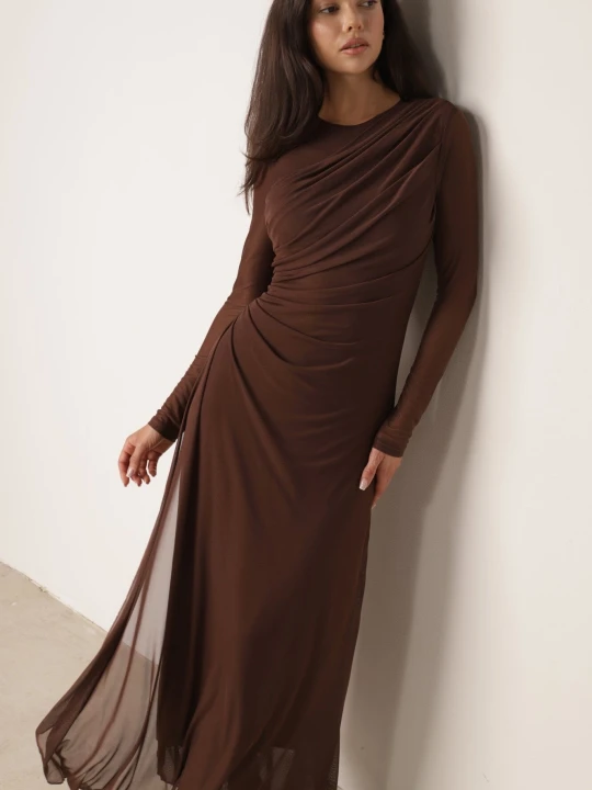 Zdjęcie produktu Brązowa Elegancka Sukienka o Dopasowanym Kroju Ozdobiona Marszczeniem Brisun Vices