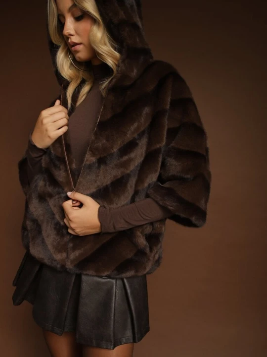 Zdjęcie produktu Brązowa Kurtka Futrzana o Kroju Oversize z Kapturem i Rękawami 3 / 4 Titene Melya By Melody