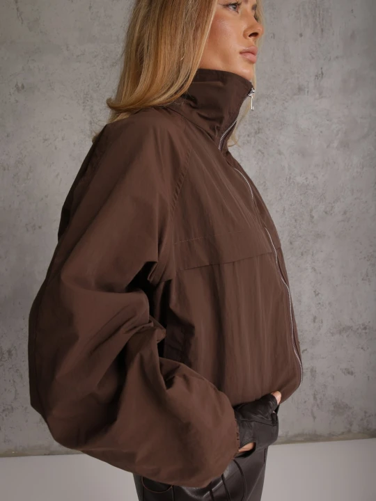Zdjęcie produktu Brązowa Kurtka Przejściowa Oversize z Wysokim Kołnierzem Arsino Retro & Icone