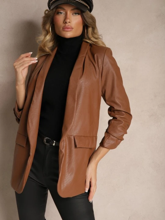 Zdjęcie produktu Brązowa Marynarka z Imitacji Skóry Niezapinana z Marszczonym Rękawem Libe New Collection