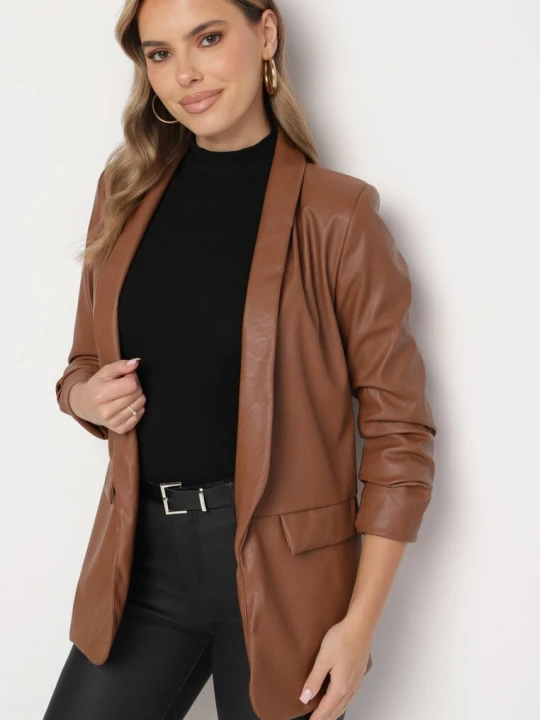 Zdjęcie produktu Brązowa Marynarka z Imitacji Skóry Niezapinana z Marszczonym Rękawem Libe New Collection