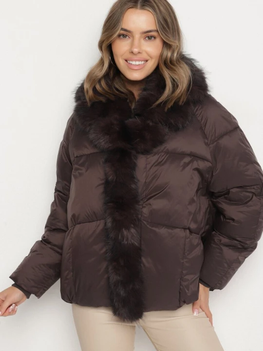 Zdjęcie produktu Brązowa Pikowana Kurtka Oversize z Futrzanymi Zdobieniami Saranessa Yu & Me