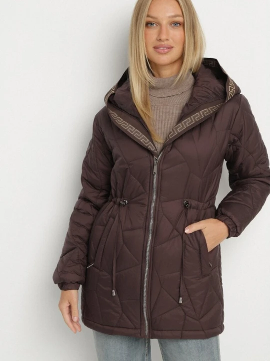 Zdjęcie produktu Brązowa Pikowana Kurtka z Kapturem i Ściągaczami w Talii Tiobelle J.style