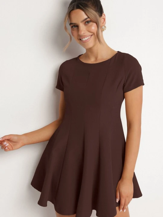 Zdjęcie produktu Brązowa Rozkloszowana Sukienka z Krótkim Rękawem i Ozdobnymi Przeszyciami Meporea New Collection