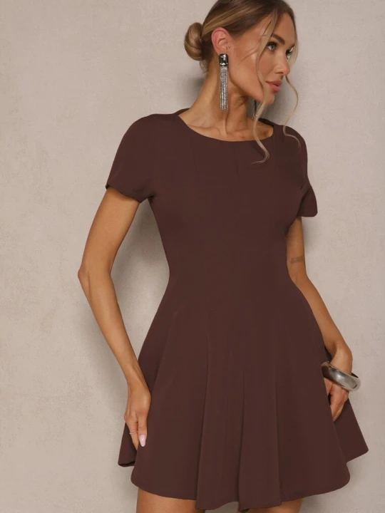Zdjęcie produktu Brązowa Sukienka o Rozkloszowanym Kroju na Krótki Rękaw Zdobiona Przeszyciami Mepiza New Collection