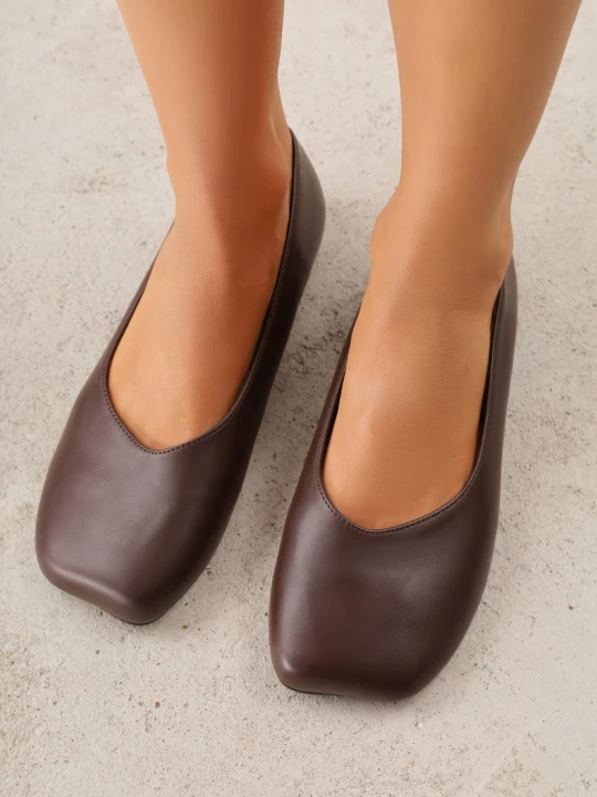 Zdjęcie produktu Brązowe Balerinki Eleganckie ze Ściętym Noskiem Kwadratowym Gadapa Givana