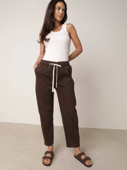 Zdjęcie produktu Brązowe Bawełniane Jeansy Mom Fit ze Ściągaczem i Wiązaniem w Pasie Pallelato Milas91