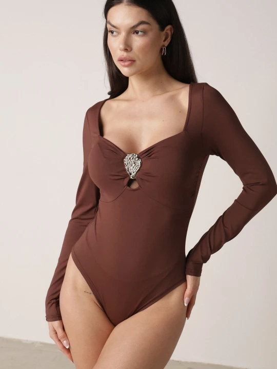 Zdjęcie produktu Brązowe Body Ozdobione Metaliczną Aplikacją Furriva Elsa.m By May