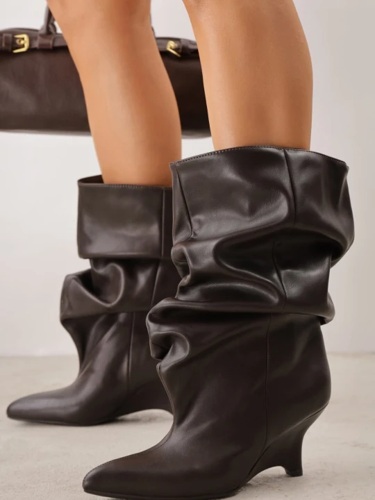 Zdjęcie produktu Brązowe Botki Slouchy Kitten Wedge Tilna Inia
