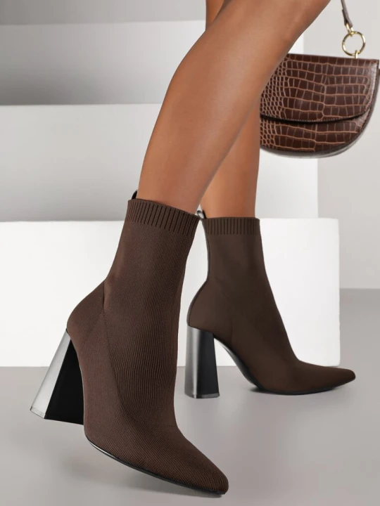 Zdjęcie produktu Brązowe Botki Vices na Geometrycznym Słupku ze Skarpetową Cholewką Falunelle