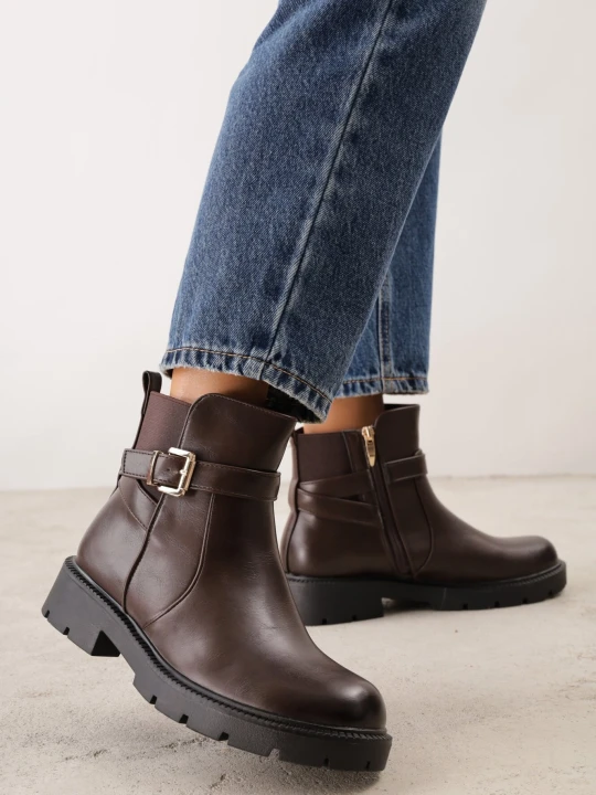 Zdjęcie produktu Brązowe Botki z Paskiem z Klamerką i Elastyczną Wstawką na Podeszwie z Bieżnikiem Cerumma Fashion&bella