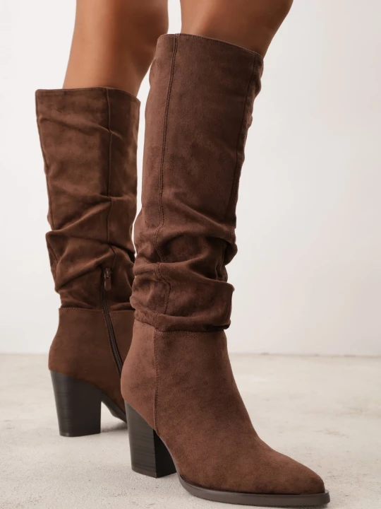 Zdjęcie produktu Brązowe Ekozamszowe Kozaki na Słupkowym Obcasie z Ozdobnie Marszczoną Cholewką Reaelora Inia