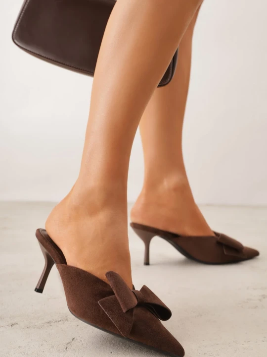 Zdjęcie produktu Brązowe Klapki Mule na Szpilce z Kokardką Kimoseis C&l Fashion