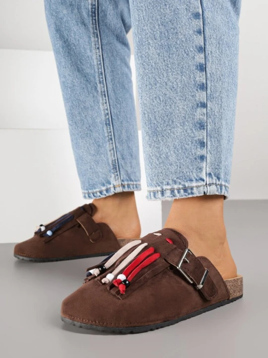 Zdjęcie produktu Brązowe Klapki Mule w Stylu Boho z Ozdobnymi Frędzlami Varre Tulipano