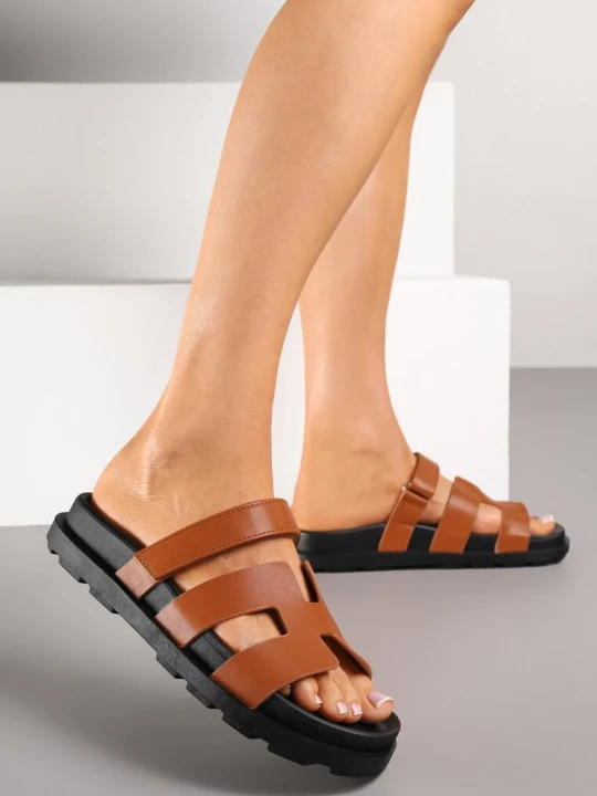 Zdjęcie produktu Brązowe Klapki Ozdobione Wycięciami Fenelissa Fashion